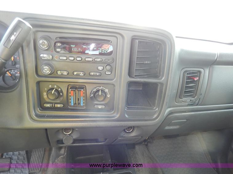 image for item I9358 2003 Chevrolet Avalanche 1500 pickup truck