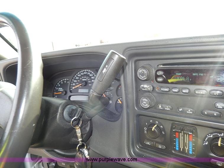 image for item I9358 2003 Chevrolet Avalanche 1500 pickup truck