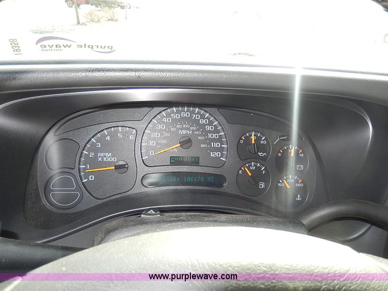 image for item I9358 2003 Chevrolet Avalanche 1500 pickup truck