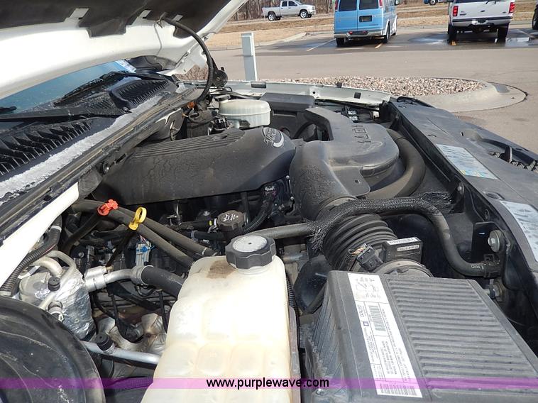 image for item I9358 2003 Chevrolet Avalanche 1500 pickup truck