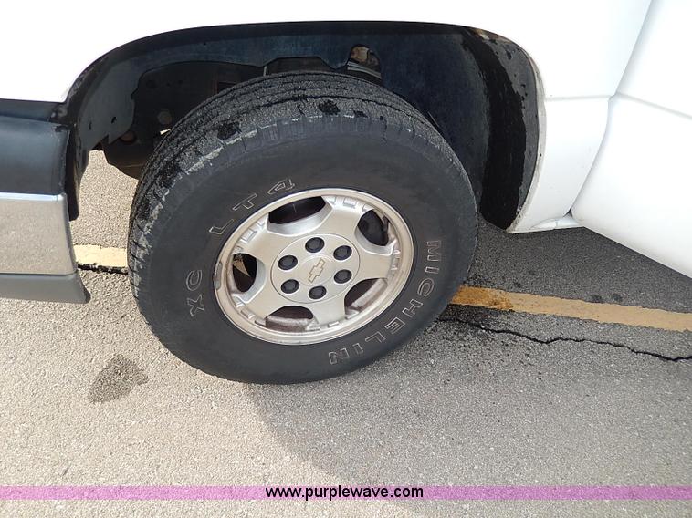 image for item I9358 2003 Chevrolet Avalanche 1500 pickup truck