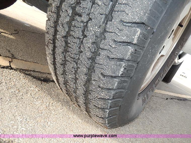 image for item I9358 2003 Chevrolet Avalanche 1500 pickup truck