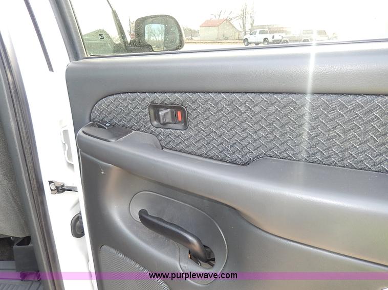 image for item I9358 2003 Chevrolet Avalanche 1500 pickup truck