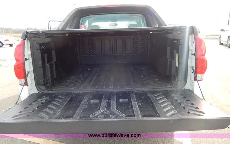 image for item I9358 2003 Chevrolet Avalanche 1500 pickup truck