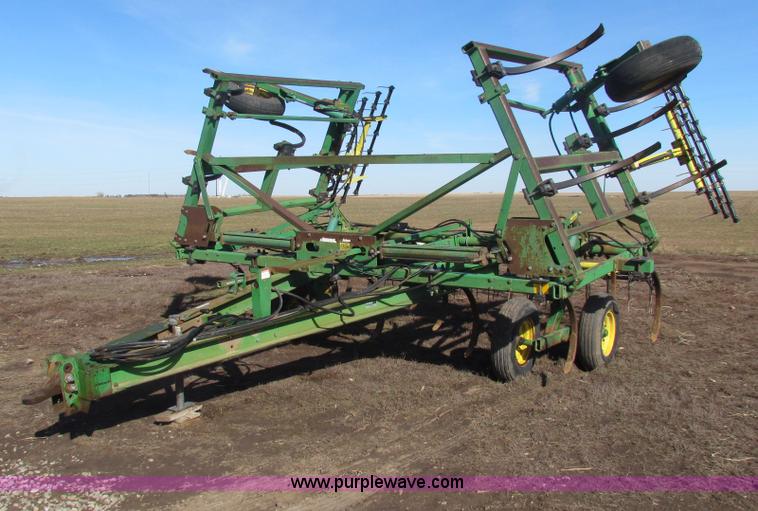 image for item AE9029 John Deere 610 chisel