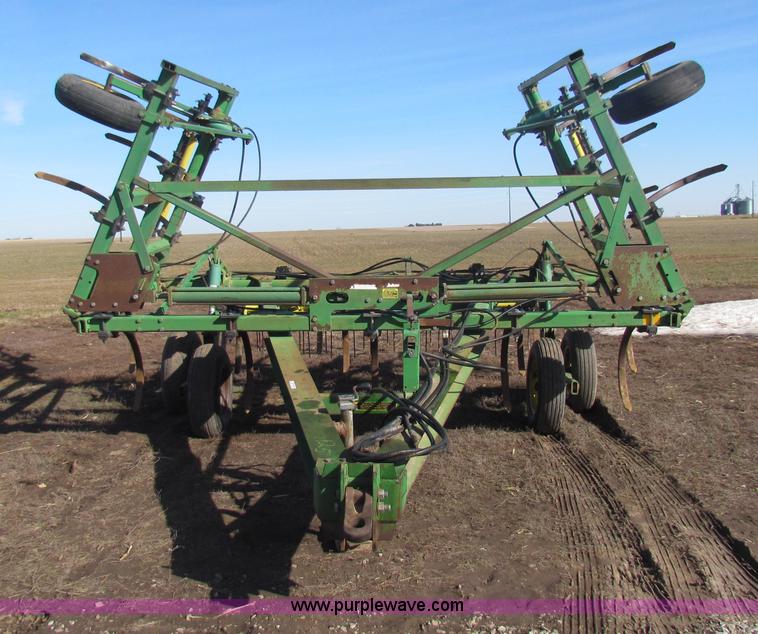 image for item AE9029 John Deere 610 chisel