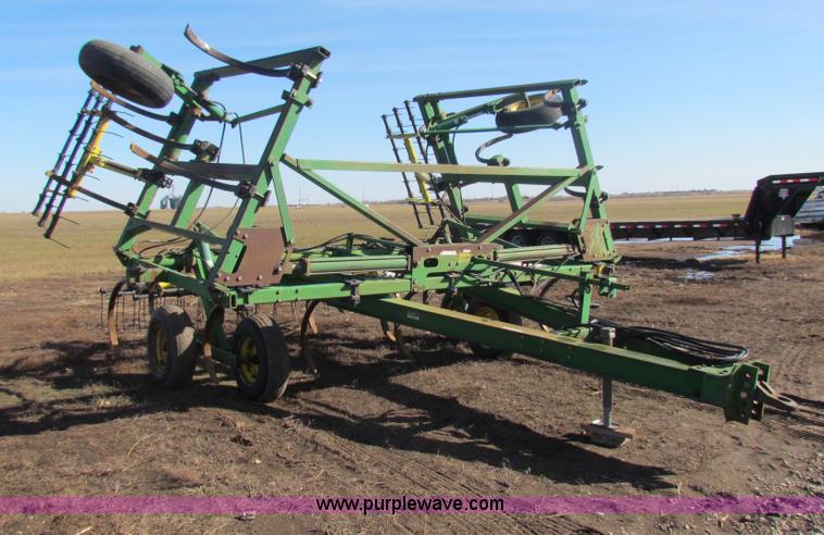 image for item AE9029 John Deere 610 chisel