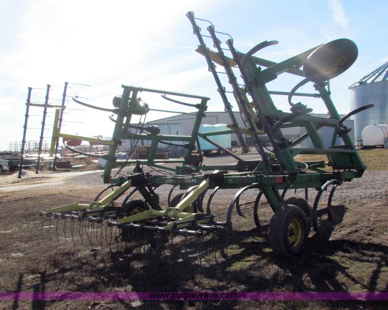 image for item AE9029 John Deere 610 chisel