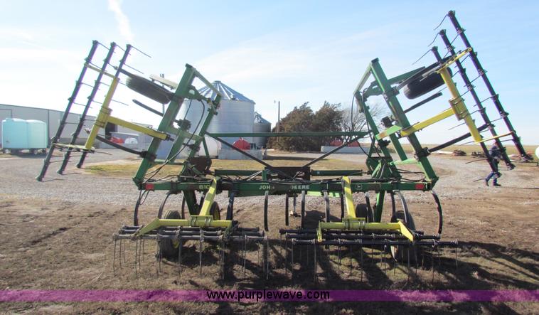 image for item AE9029 John Deere 610 chisel