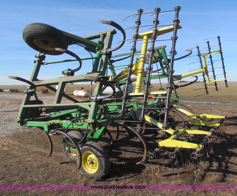 image for item AE9029 John Deere 610 chisel