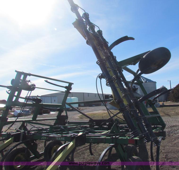 image for item AE9029 John Deere 610 chisel