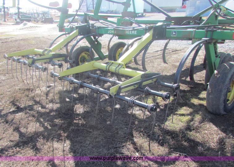 image for item AE9029 John Deere 610 chisel