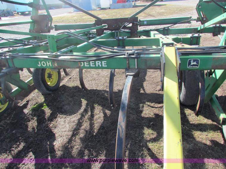 image for item AE9029 John Deere 610 chisel