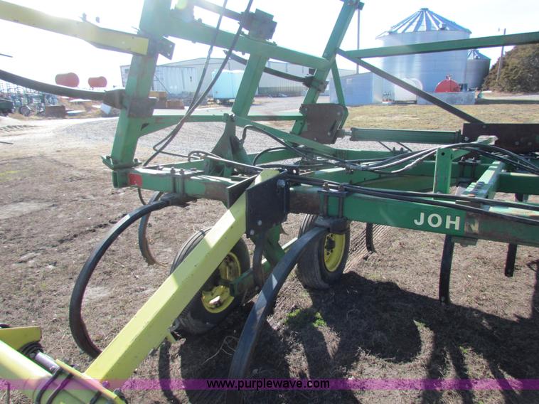 image for item AE9029 John Deere 610 chisel