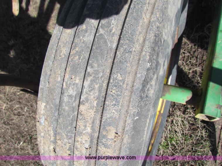 image for item AE9029 John Deere 610 chisel