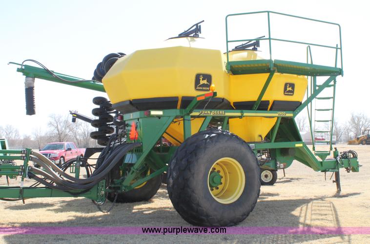 image for item C3767 2002 John Deere 1900 air seeding cart with John Deere 730 air drill