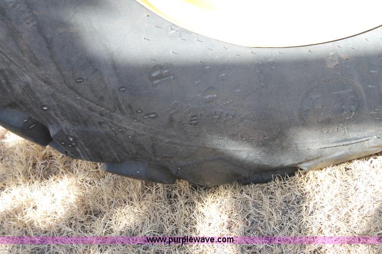 image for item C3767 2002 John Deere 1900 air seeding cart with John Deere 730 air drill