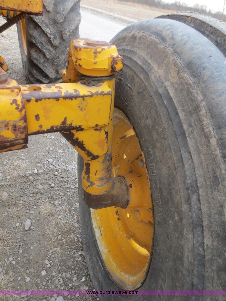 image for item F8209 Case 495 tractor