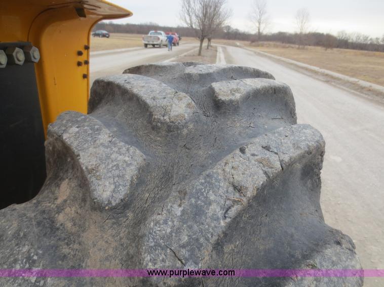 image for item F8209 Case 495 tractor