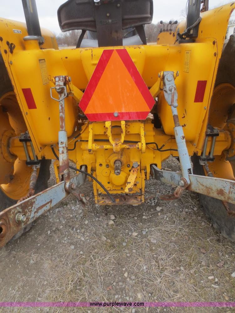 image for item F8209 Case 495 tractor