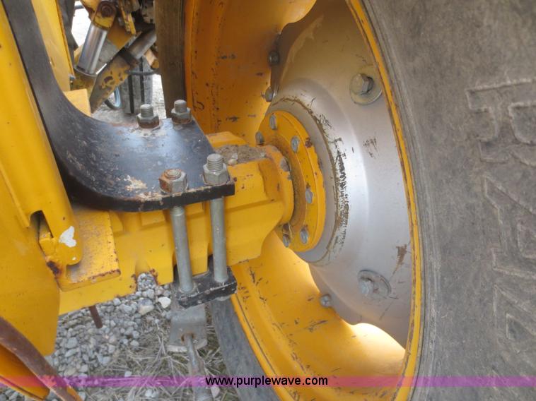 image for item F8209 Case 495 tractor