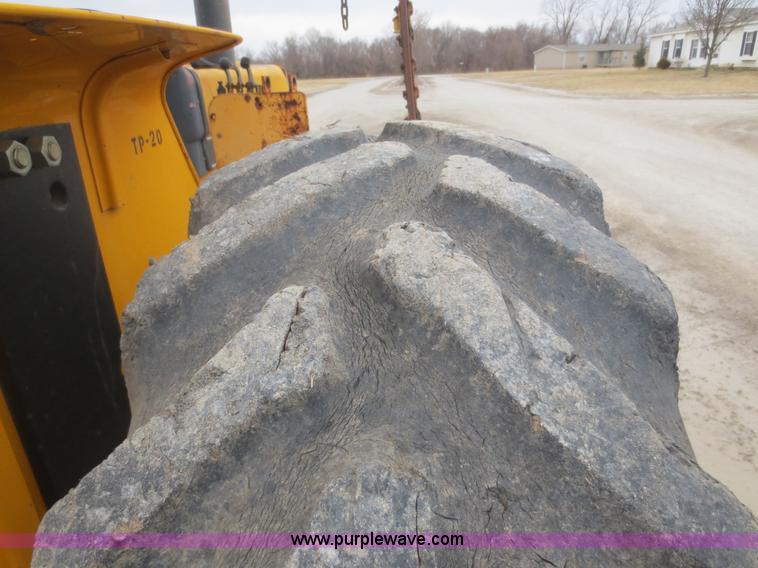 image for item F8209 Case 495 tractor