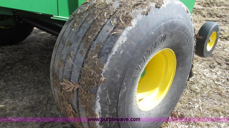 image for item G2296 2013 John Deere 569 round baler