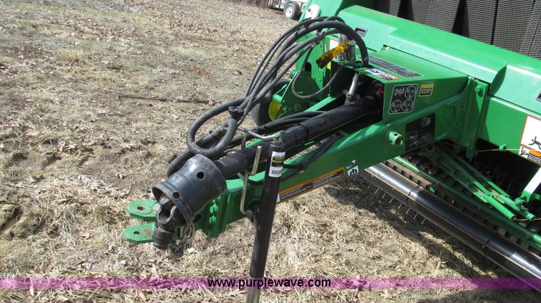 image for item G2296 2013 John Deere 569 round baler