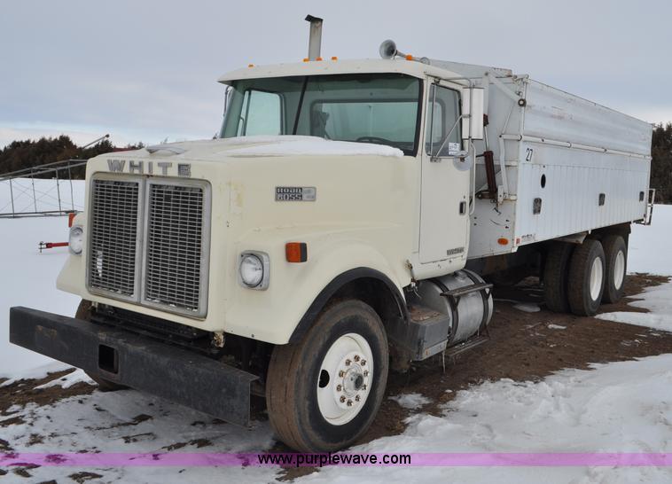 image for item G6424 1980 White Road Boss 2 truck with live bottom box
