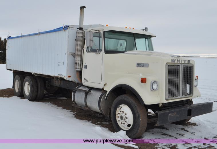 image for item G6424 1980 White Road Boss 2 truck with live bottom box