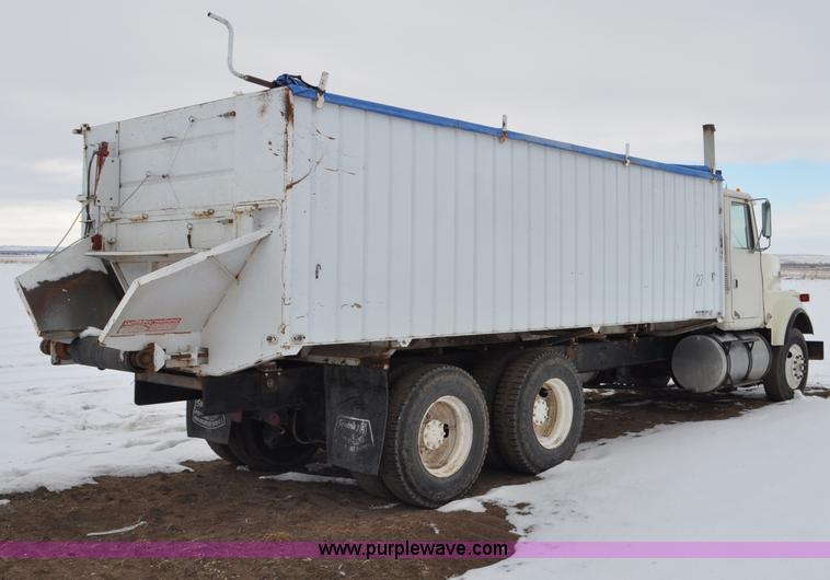 image for item G6424 1980 White Road Boss 2 truck with live bottom box