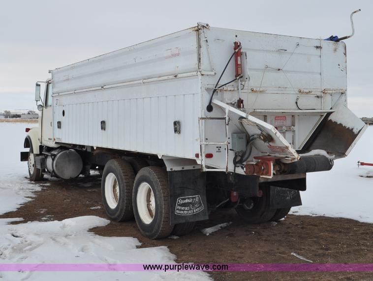 image for item G6424 1980 White Road Boss 2 truck with live bottom box