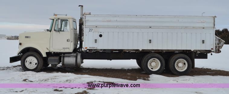 image for item G6424 1980 White Road Boss 2 truck with live bottom box