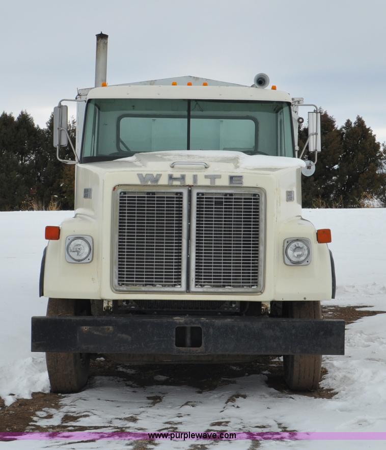 image for item G6424 1980 White Road Boss 2 truck with live bottom box