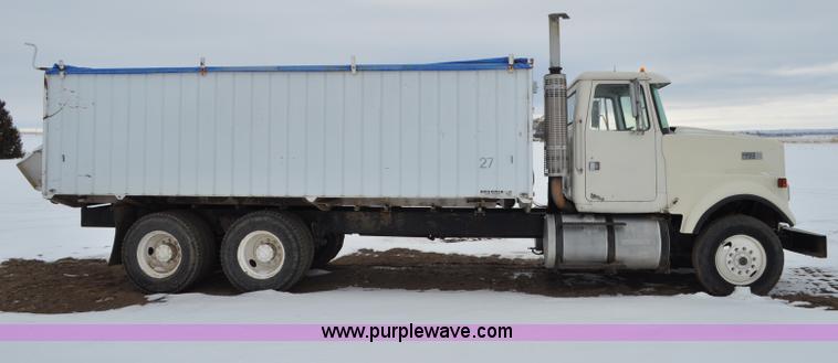 image for item G6424 1980 White Road Boss 2 truck with live bottom box