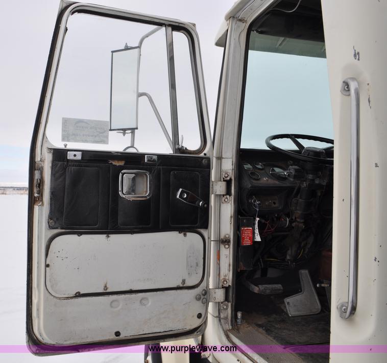 image for item G6424 1980 White Road Boss 2 truck with live bottom box