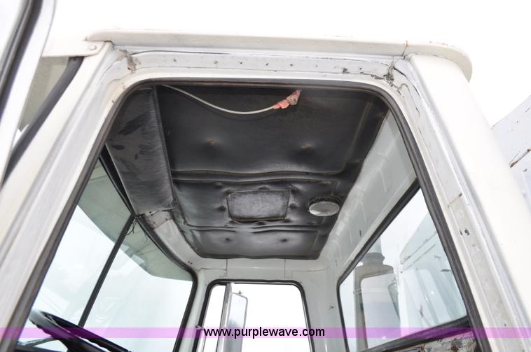 image for item G6424 1980 White Road Boss 2 truck with live bottom box