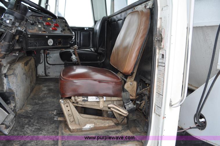 image for item G6424 1980 White Road Boss 2 truck with live bottom box