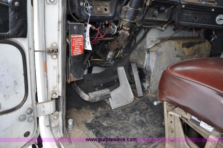 image for item G6424 1980 White Road Boss 2 truck with live bottom box