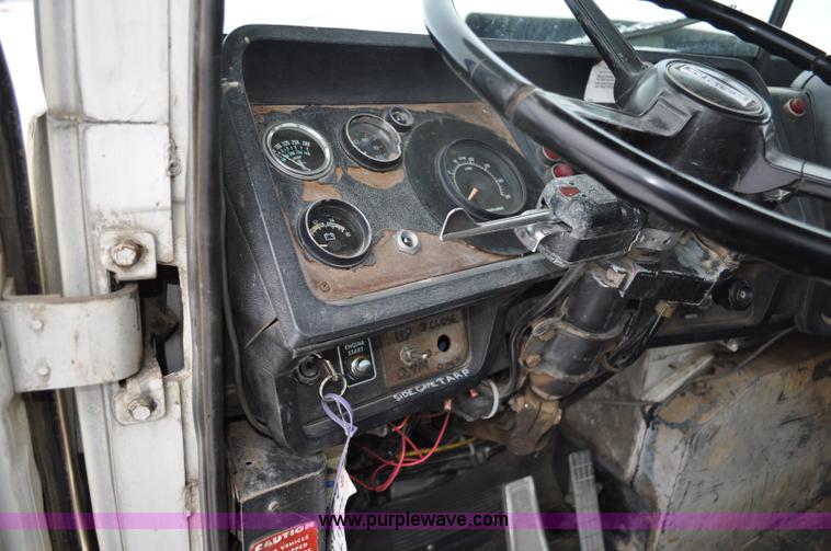 image for item G6424 1980 White Road Boss 2 truck with live bottom box