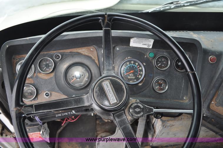 image for item G6424 1980 White Road Boss 2 truck with live bottom box