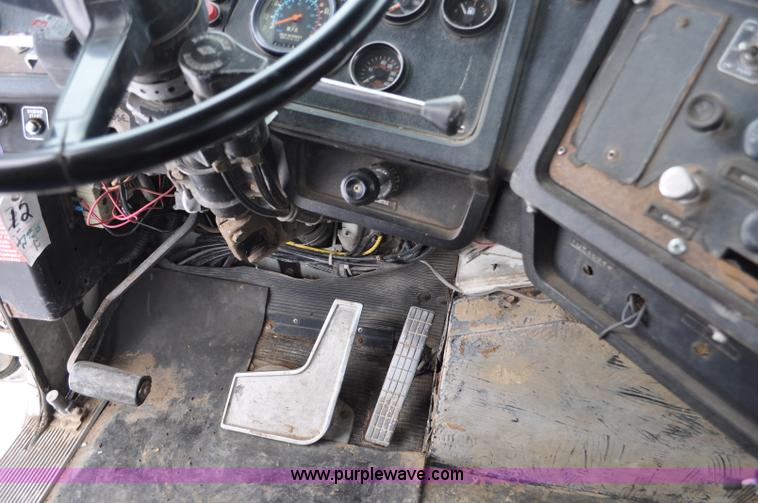 image for item G6424 1980 White Road Boss 2 truck with live bottom box