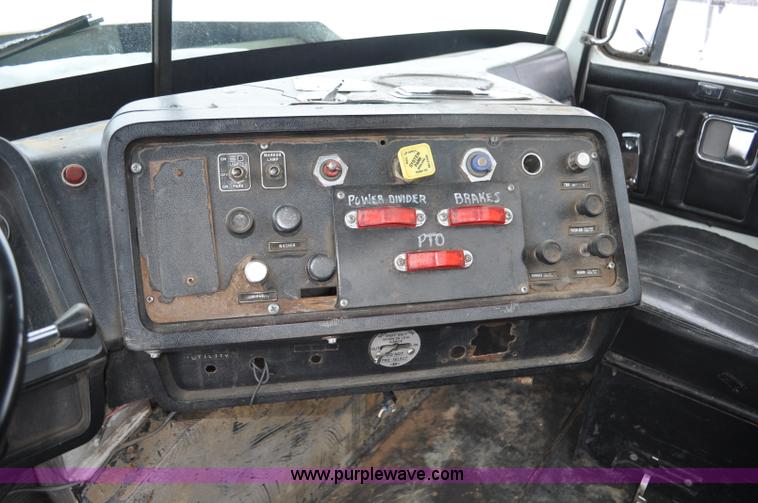 image for item G6424 1980 White Road Boss 2 truck with live bottom box