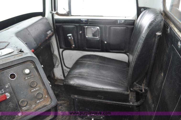 image for item G6424 1980 White Road Boss 2 truck with live bottom box