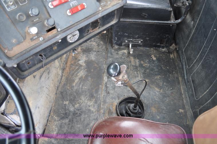 image for item G6424 1980 White Road Boss 2 truck with live bottom box