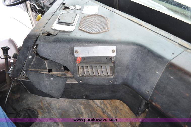 image for item G6424 1980 White Road Boss 2 truck with live bottom box