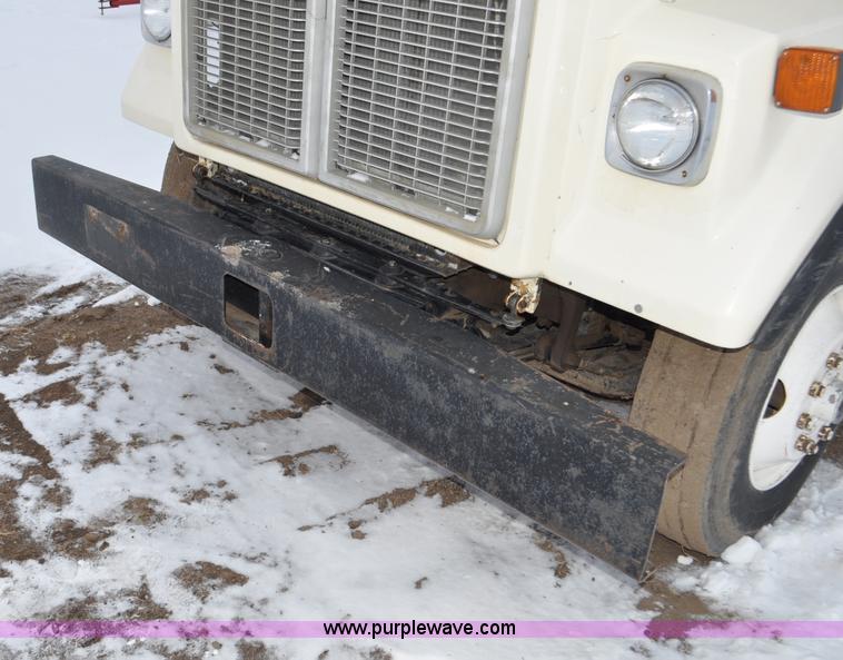 image for item G6424 1980 White Road Boss 2 truck with live bottom box