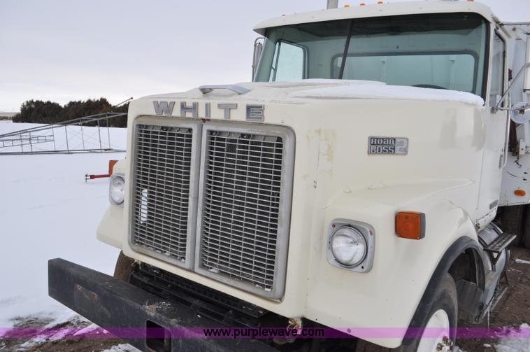 image for item G6424 1980 White Road Boss 2 truck with live bottom box
