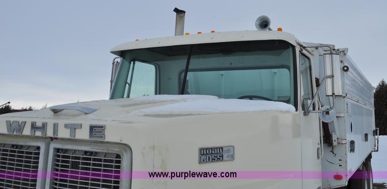 image for item G6424 1980 White Road Boss 2 truck with live bottom box