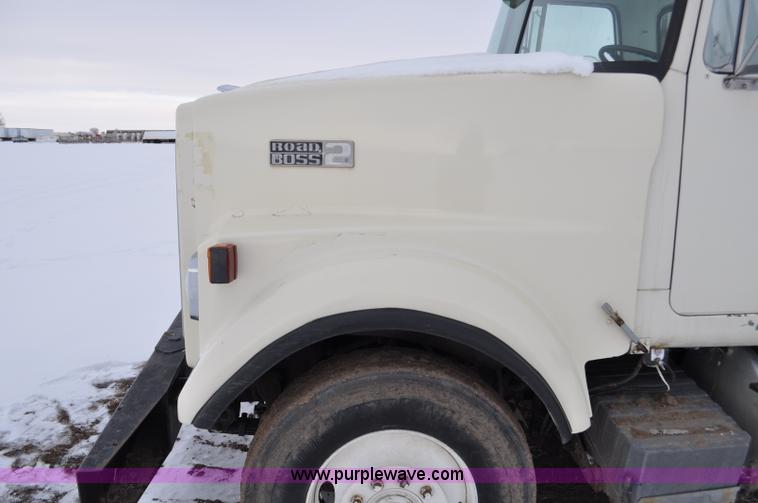 image for item G6424 1980 White Road Boss 2 truck with live bottom box